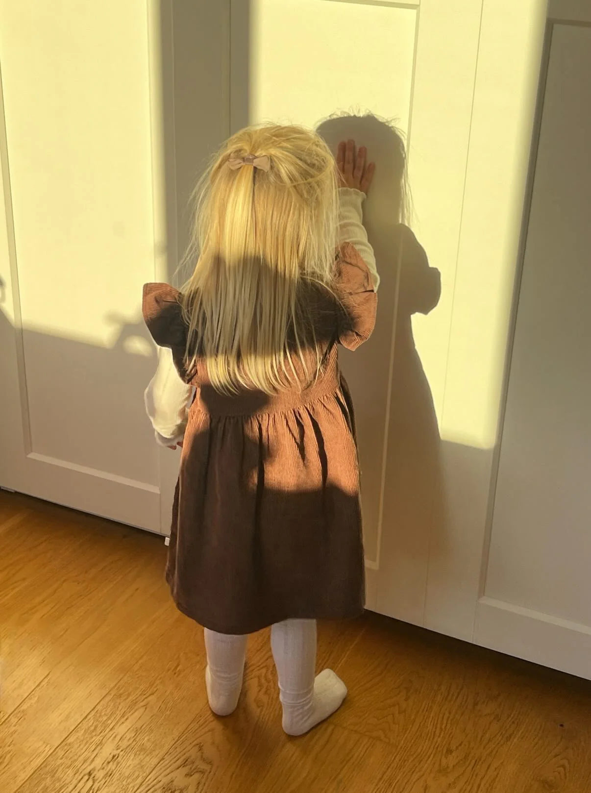 Okker Gokker  Fløjlskjole med flæser - chocolate brown